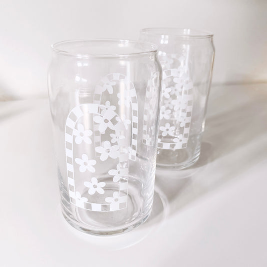 Can-shaped glass featuring daisy arch floral design